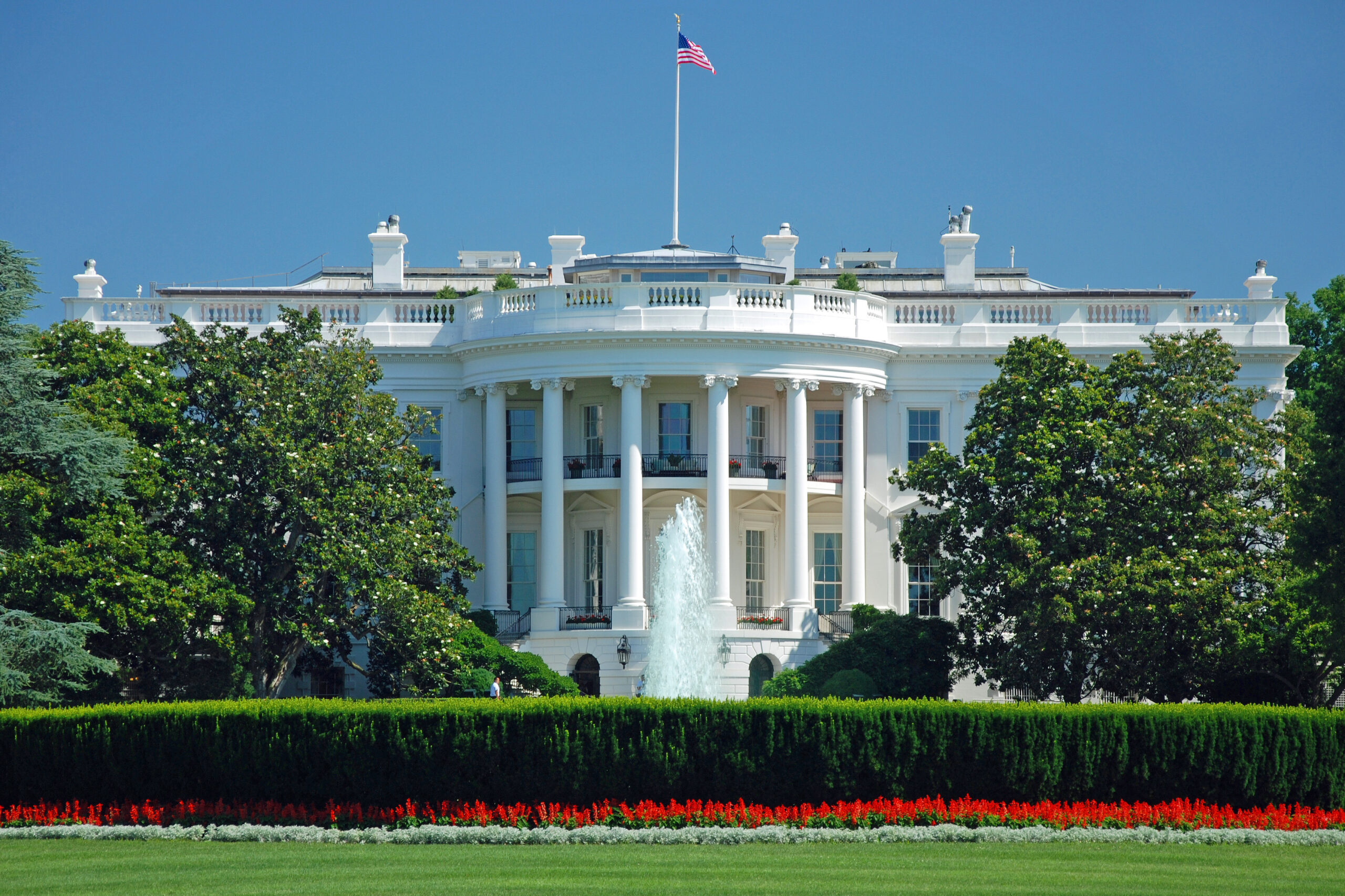 Washington_The-White-House-in-Washington-DC-with-beautiful-blue-sky-1