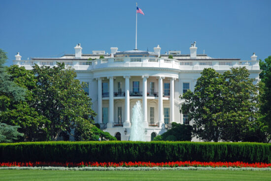 Washington_The-White-House-in-Washington-DC-with-beautiful-blue-sky