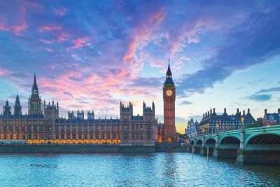 Big Ben and the House of Parliament in London at dusk_GettyImages-1132439279